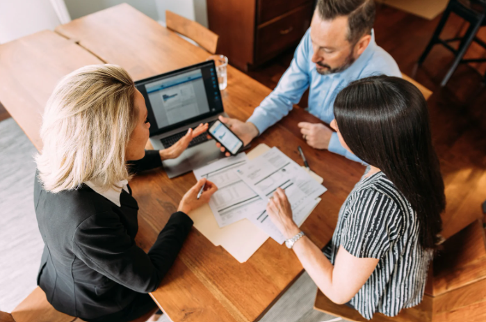 Employee and financial advisors